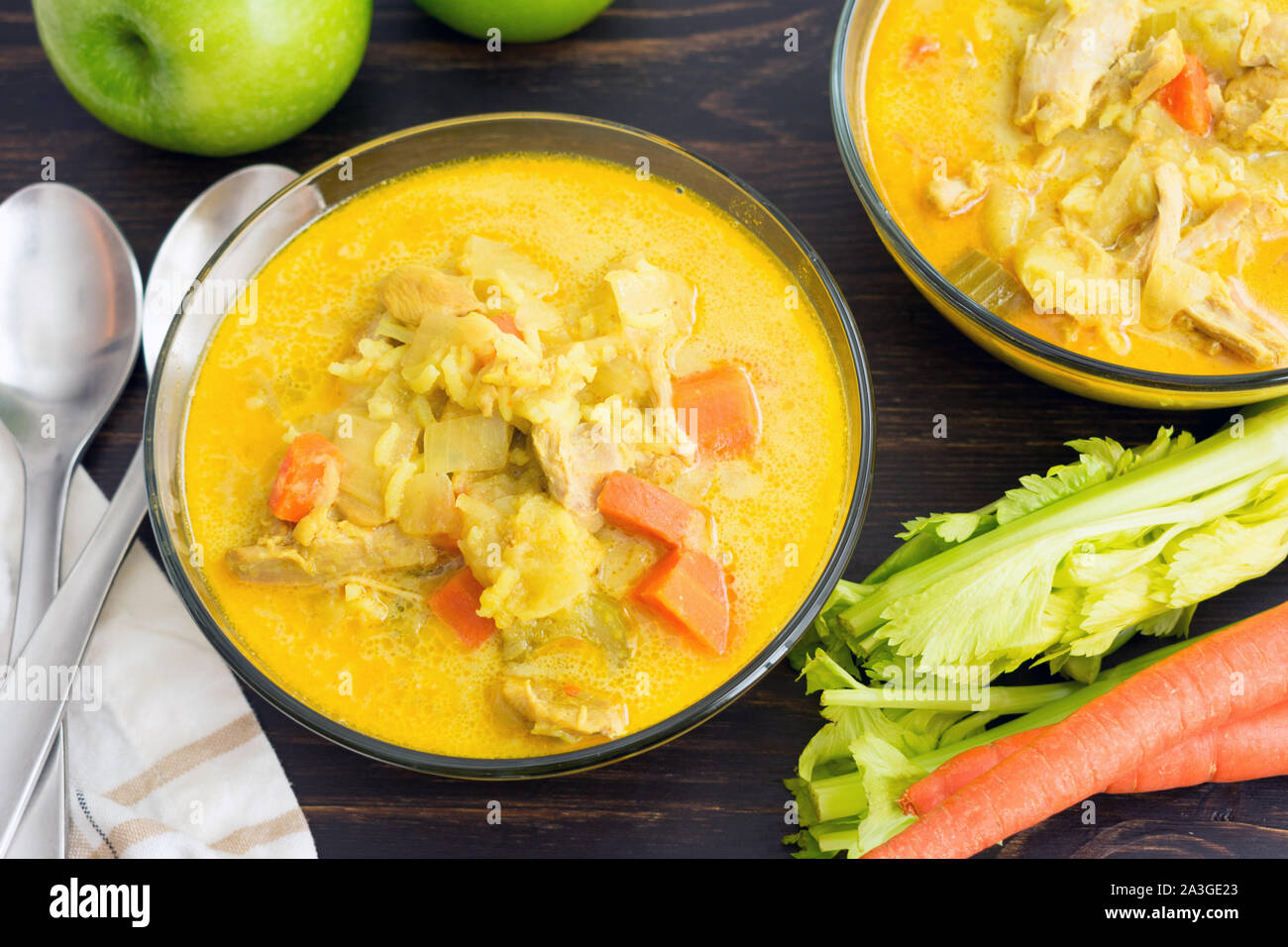 Huhn Mulligatawny Soup: Schalen mit Curry Huhn mulligatawny Suppe mit Äpfel, Sellerie und Karotten Stockfoto