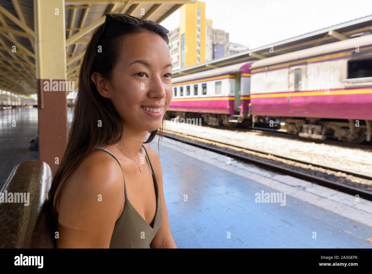 Junge touristische Frau in der Stadt von Bangkok am Bahnhof Stockfoto