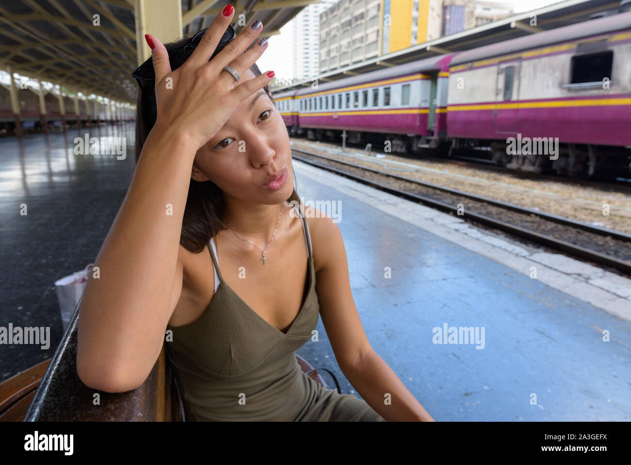 Junge touristische Frau in der Stadt von Bangkok am Bahnhof Stockfoto