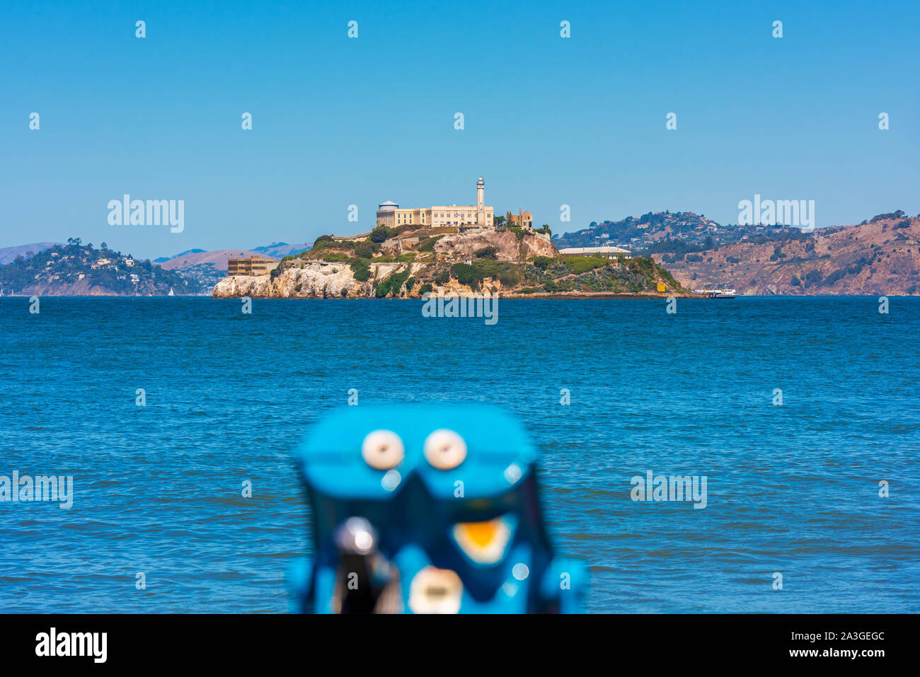 Die Insel Alcatraz und ehemalige Gefängnis in der Bucht von San Francisco, Kalifornien, USA. Unscharf Fernglas im Vordergrund. Stockfoto