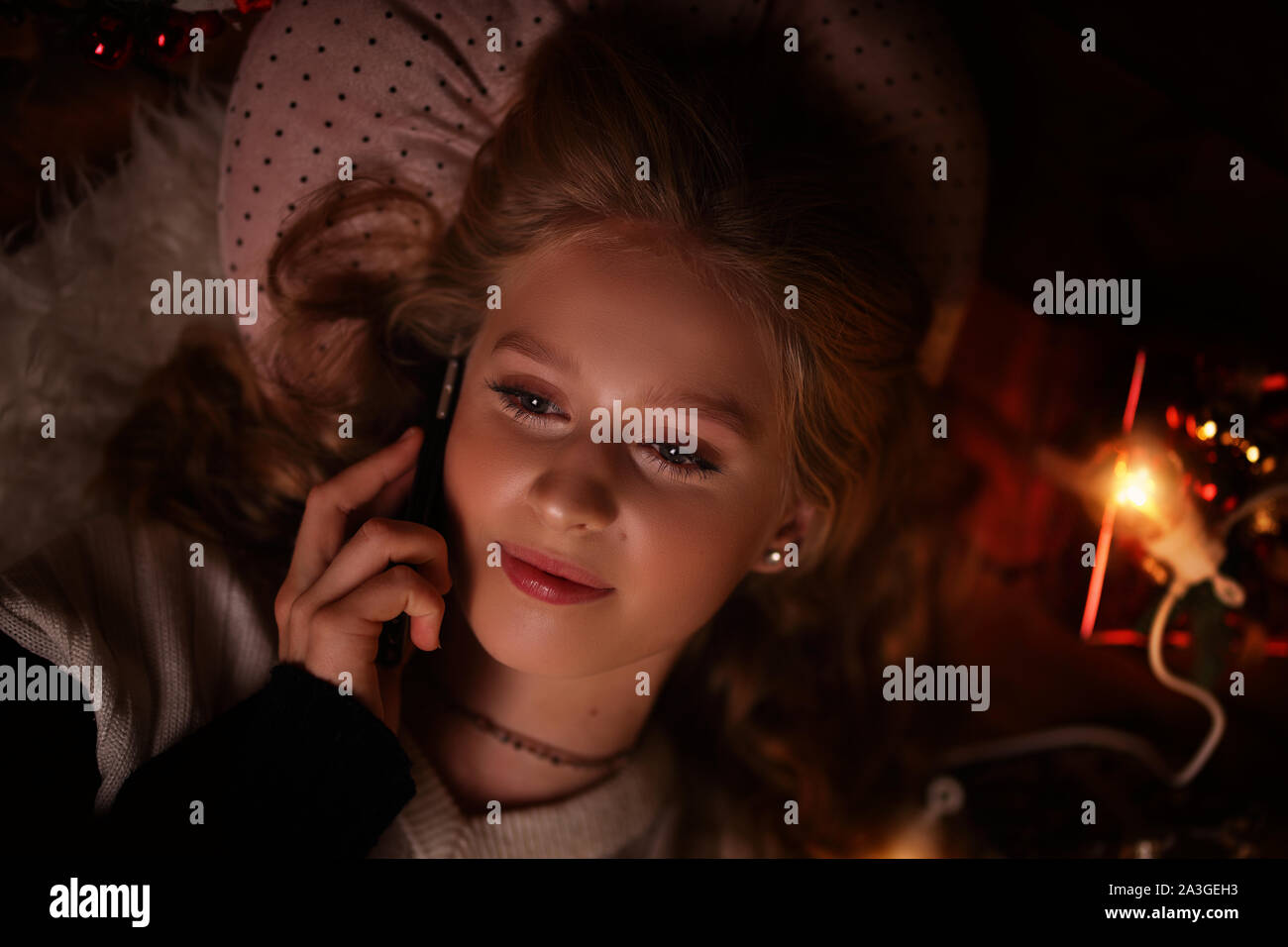 Junge Frau am Telefon zu sprechen im Winter Abend Stockfoto