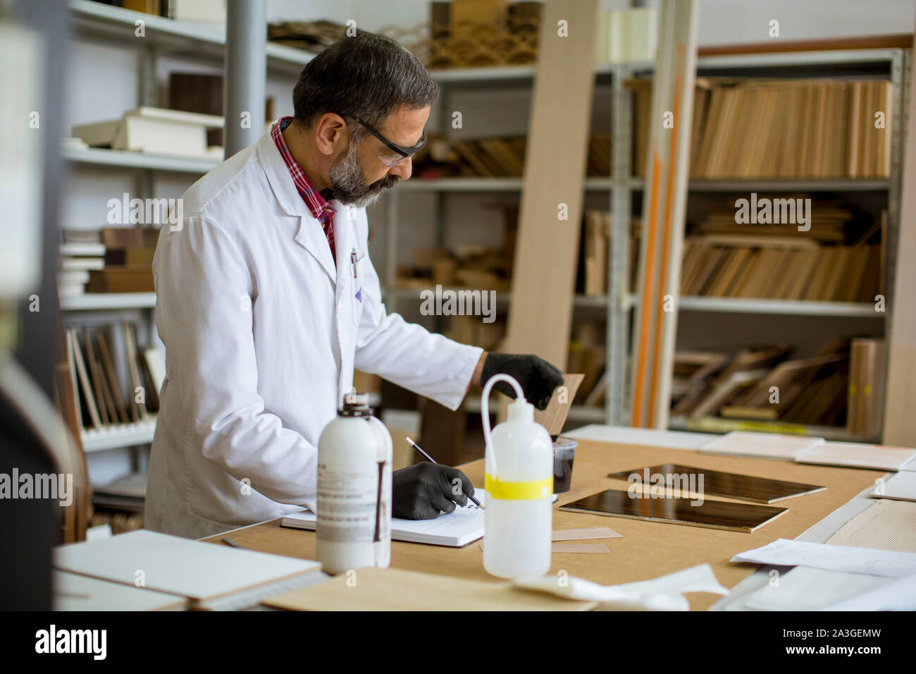Ältere männliche Forscher in einer Farbe lab Stockfoto