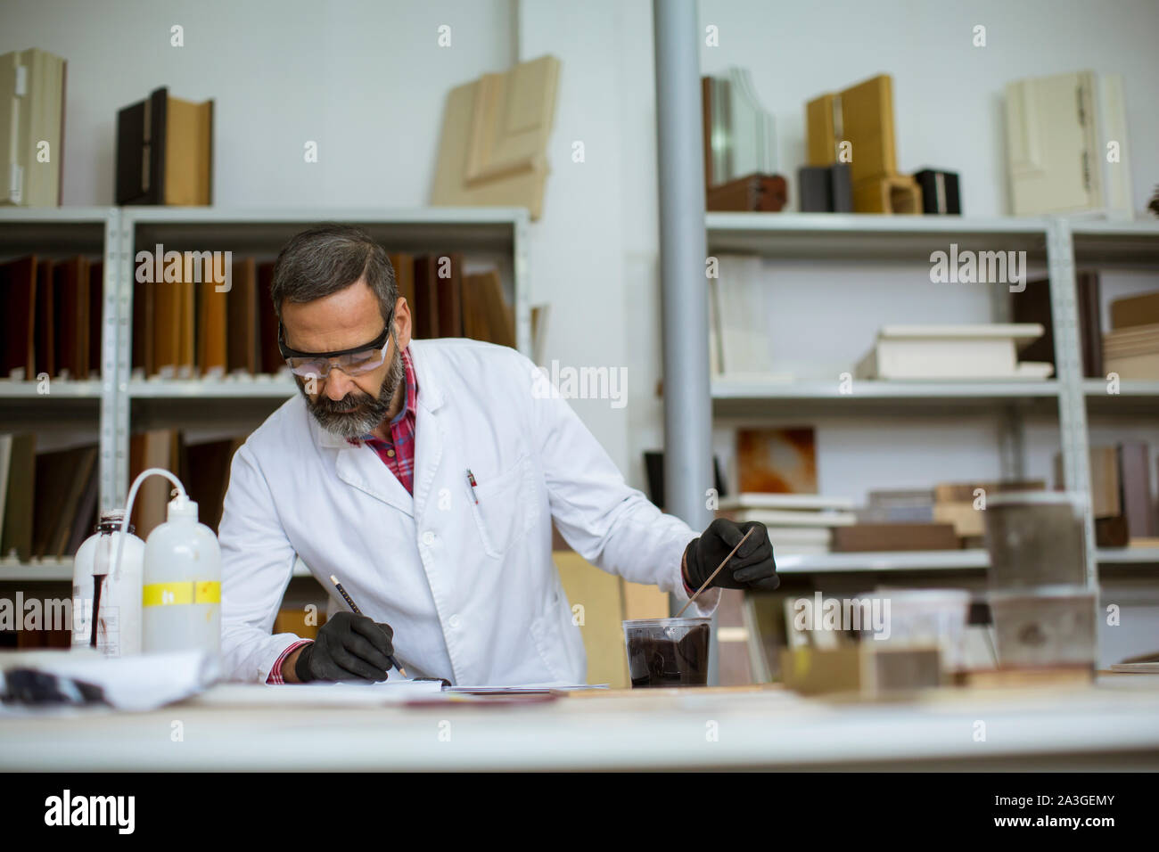 Ältere männliche Forscher in einer Farbe lab Stockfoto