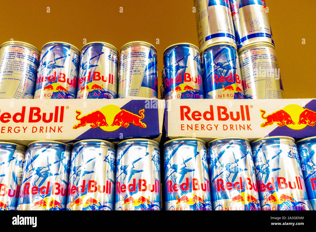 Red Bull Dosen Energy Drink Supermarkt Regal Stockfoto