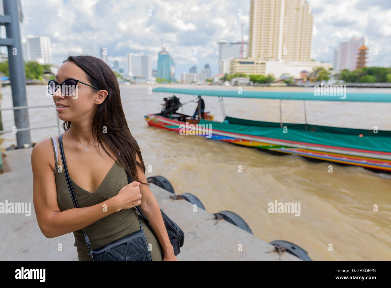 Junge touristische Frau in der Stadt von Bangkok in der Nähe des Flusses Stockfoto