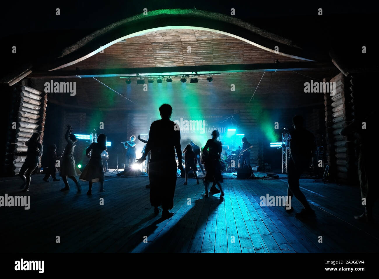 Starogard Gdanski, Polen. AUGUST 2019, die Menschen tanzen auf einem Konzert am Abend bei einem Konzert Stockfoto