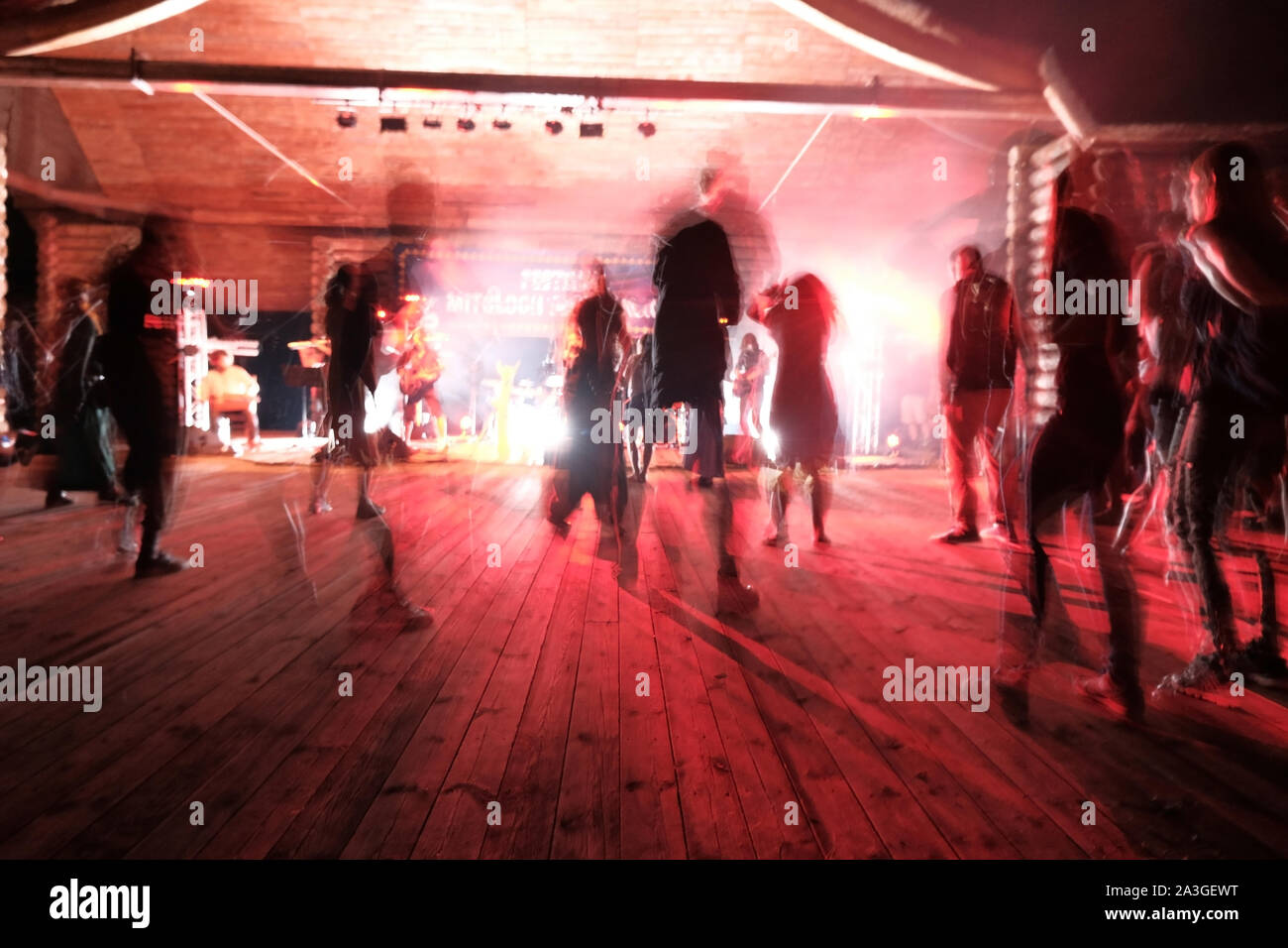 Blurry Leute tanzen bei einem Konzert in der nahe Hintergrund Stockfoto