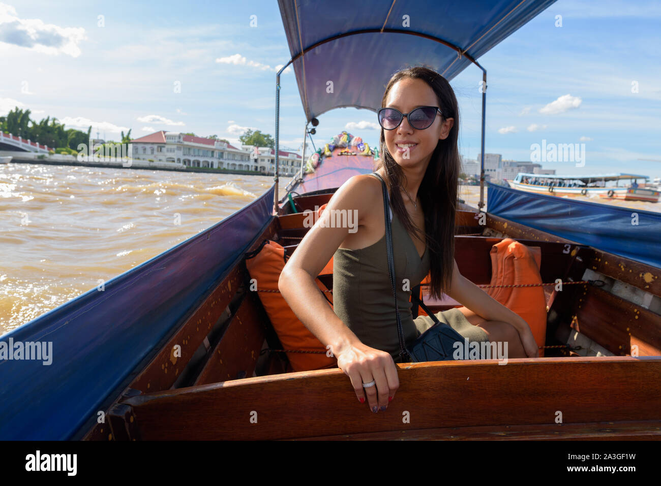 Touristische Frau in der Stadt von Bangkok mit River Boat Stockfoto