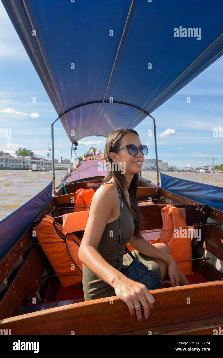 Touristische Frau in der Stadt von Bangkok mit River Boat Stockfoto