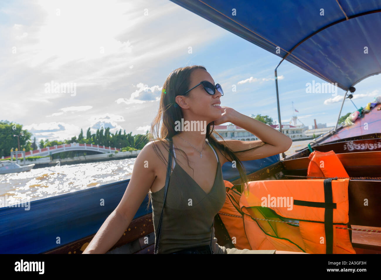 Touristische Frau in der Stadt von Bangkok mit River Boat Stockfoto