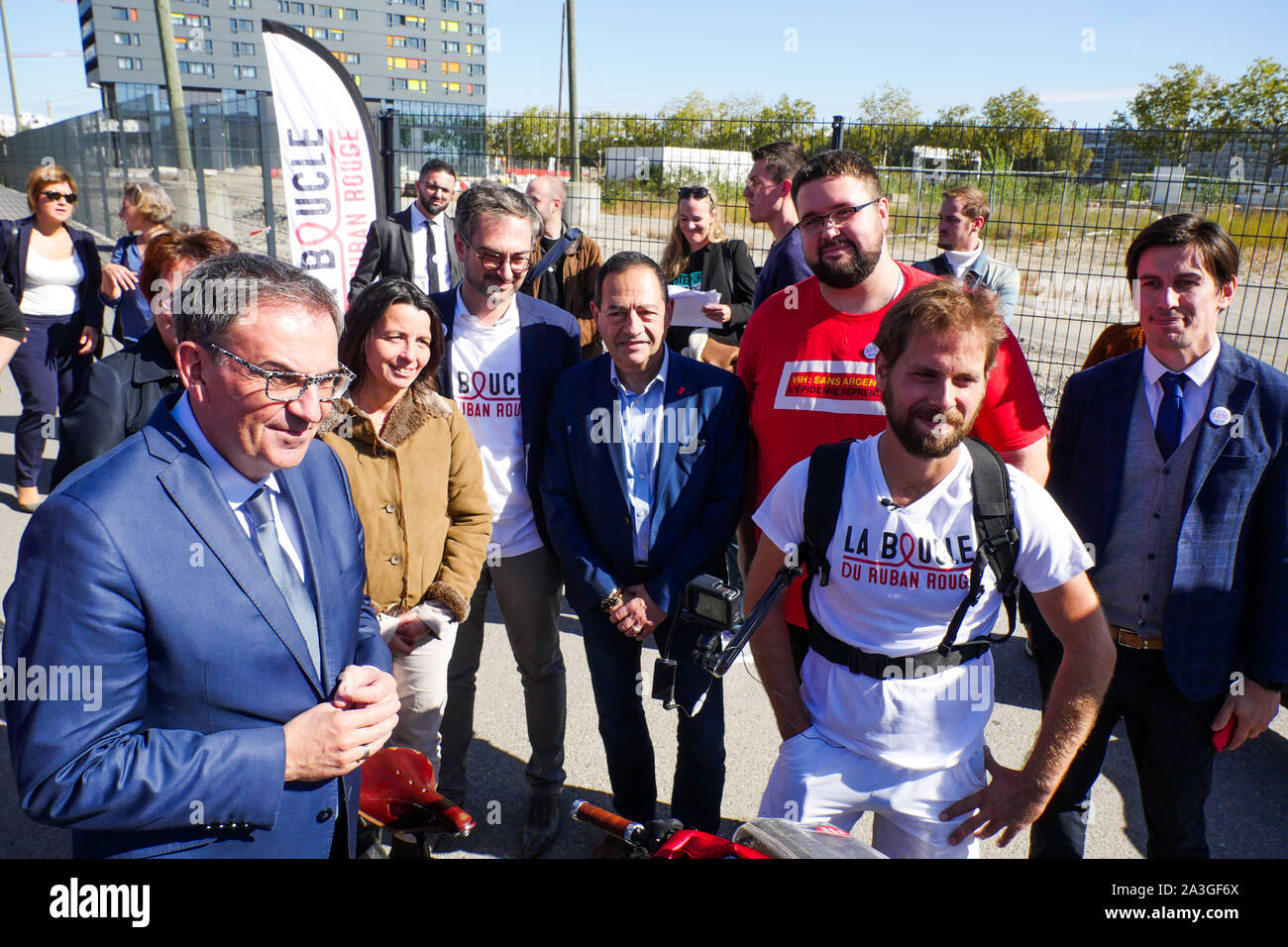 Red Ribbon Tour: Jeremy Chalon kommt in Lyon (Frankreich) Nach einer 1600 km langen Radtour von Frankreich, statt Menschen für den Kampf gegen VIH zu sensibilisieren. Stockfoto