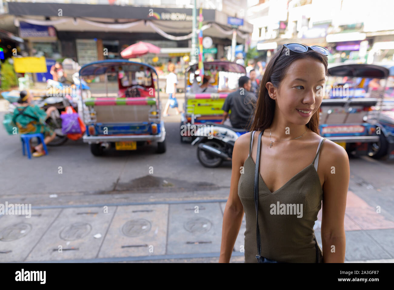 Touristische Frau Erkundung der Stadt Bangkok Khao San Road Stockfoto