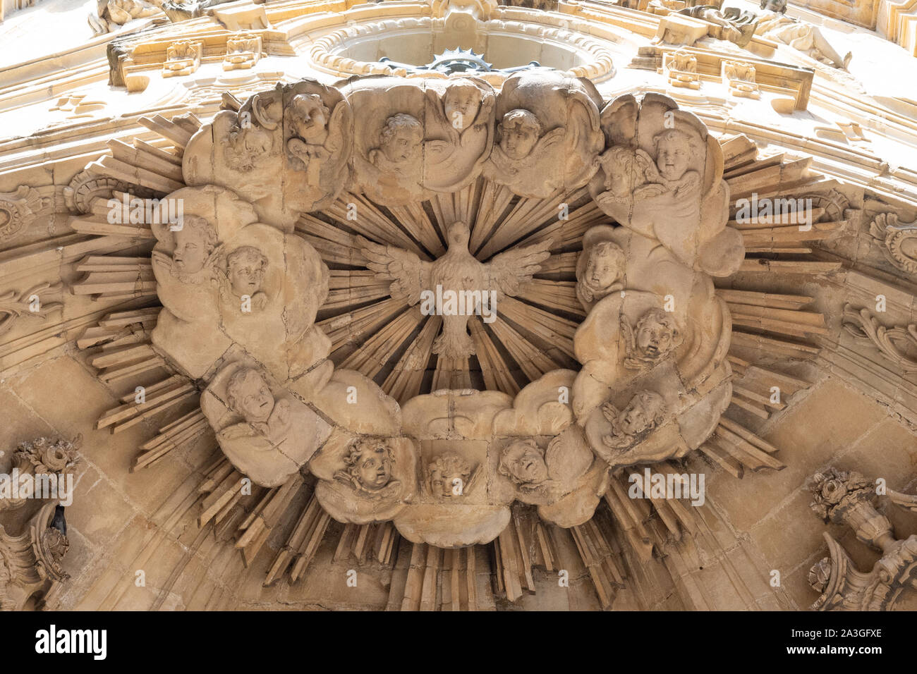 Basilika der heiligen Maria von der Chorus, San Sebastian - Nahaufnahme von barocke Schnitzereien über dem Eingang, Donostia, San Sebastian, Spanien, Europa Stockfoto