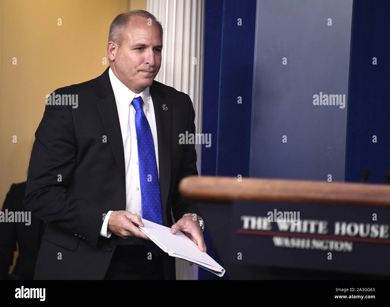 Washington, United States. 08 Okt, 2019. Die Zoll- und Grenzschutzbehörde Kommissar Mark Morgan kommt während einer Pressekonferenz im Weißen Haus, am Dienstag, 8. Oktober 2019, in Washington, DC. Morgan sprach über die jüngsten Bemühungen der Verwaltung über die Einwanderung an der US-mexikanischen Grenze. Foto von Mike Theiler/UPI Quelle: UPI/Alamy leben Nachrichten Stockfoto