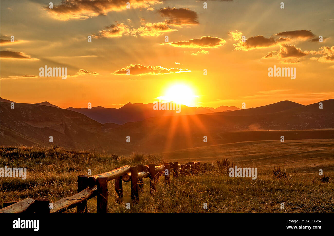 Sonnenuntergang über den Bergen Stockfoto