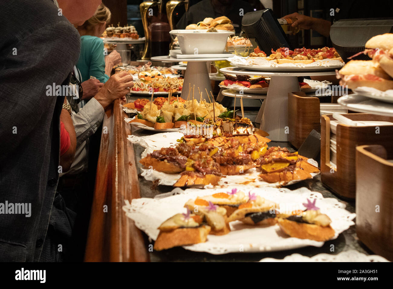 Pintxos in Casa Gandarias, einem beliebten Pintxos Bar und Restaurant in San Sebastian, Baskenland, Spanien, Europa serviert wird Stockfoto