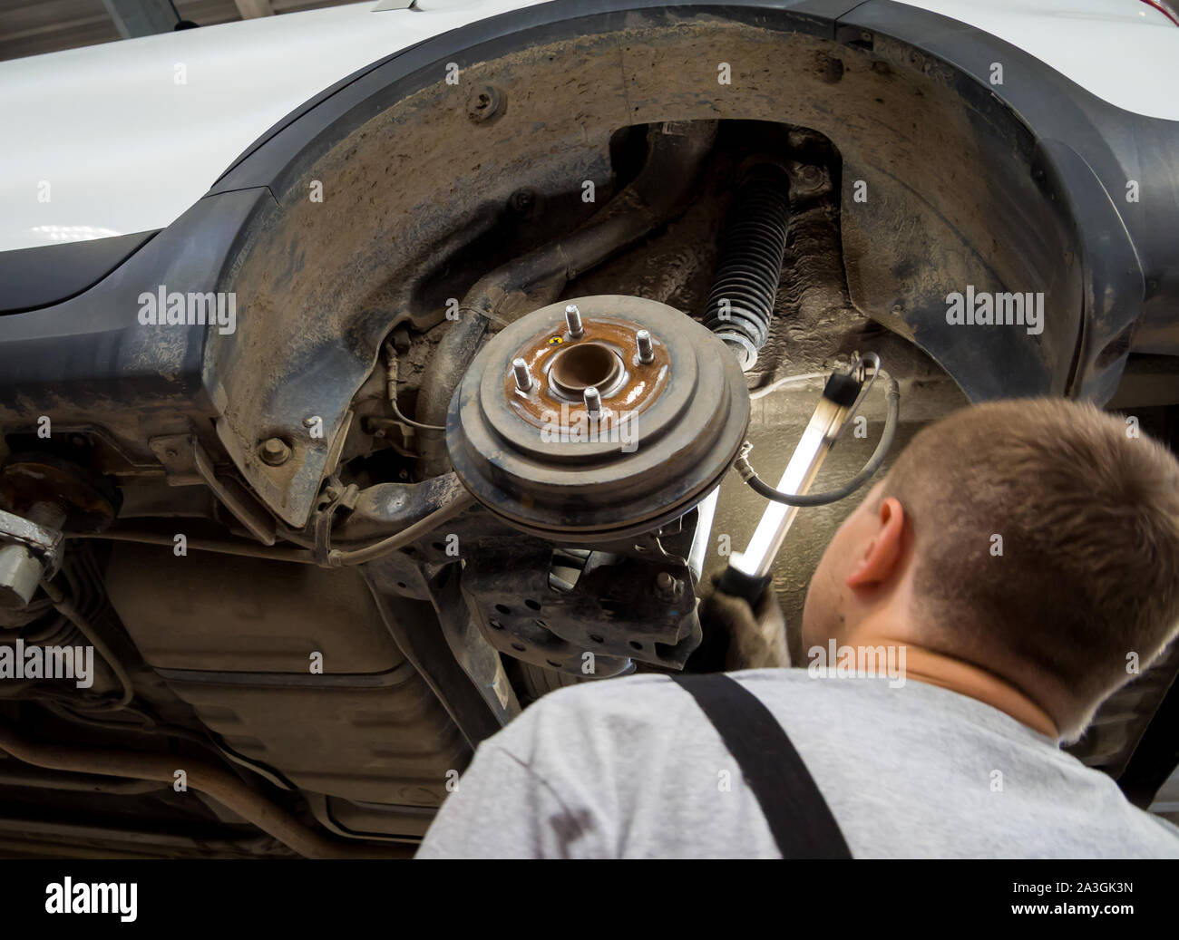 Voronezh, Russland - 30. Mai 2019: Überprüfen Sie die Stoßdämpfer eines Autos von einem Auto Service Master Stockfoto