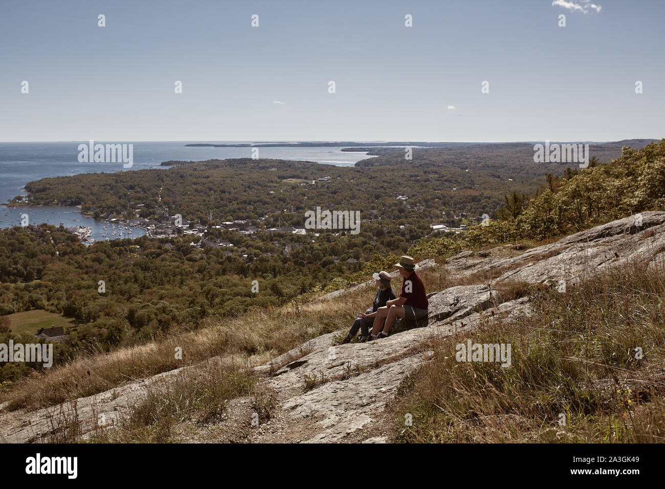 Camden, Maine - 26. September 2019: Touristische anzeigen Penobscot Bay vom Gipfel des Mt Battie im Camden Hills Stat Park in Camden, Maine. Stockfoto