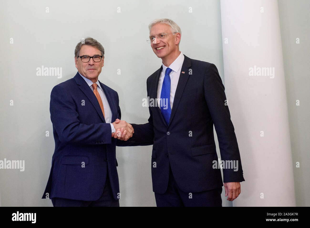 RIGA, Lettland. 8. Oktober, 2019. Rick Perry (L) der Vereinigten Staaten von Energie und Krisjanis Karins (L), der Premierminister der Republik Lettland, der während der offiziellen Foto vor der Sitzung im Kabinett von Lettland. Credit: gints Ivuskans/Alamy leben Nachrichten Stockfoto