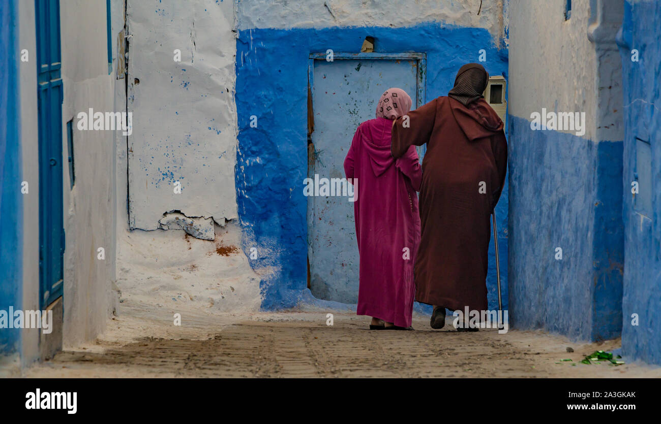 Ein Bild von zwei Frauen in einer Gasse in Zirl. Stockfoto