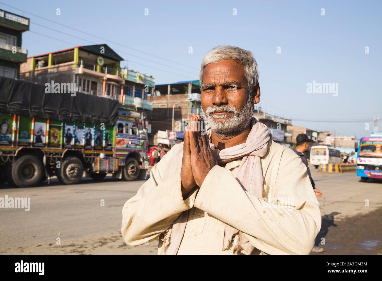 Nepal, Chitwan, Ratnanagar, Mann in der Nähe der Straße Stockfoto