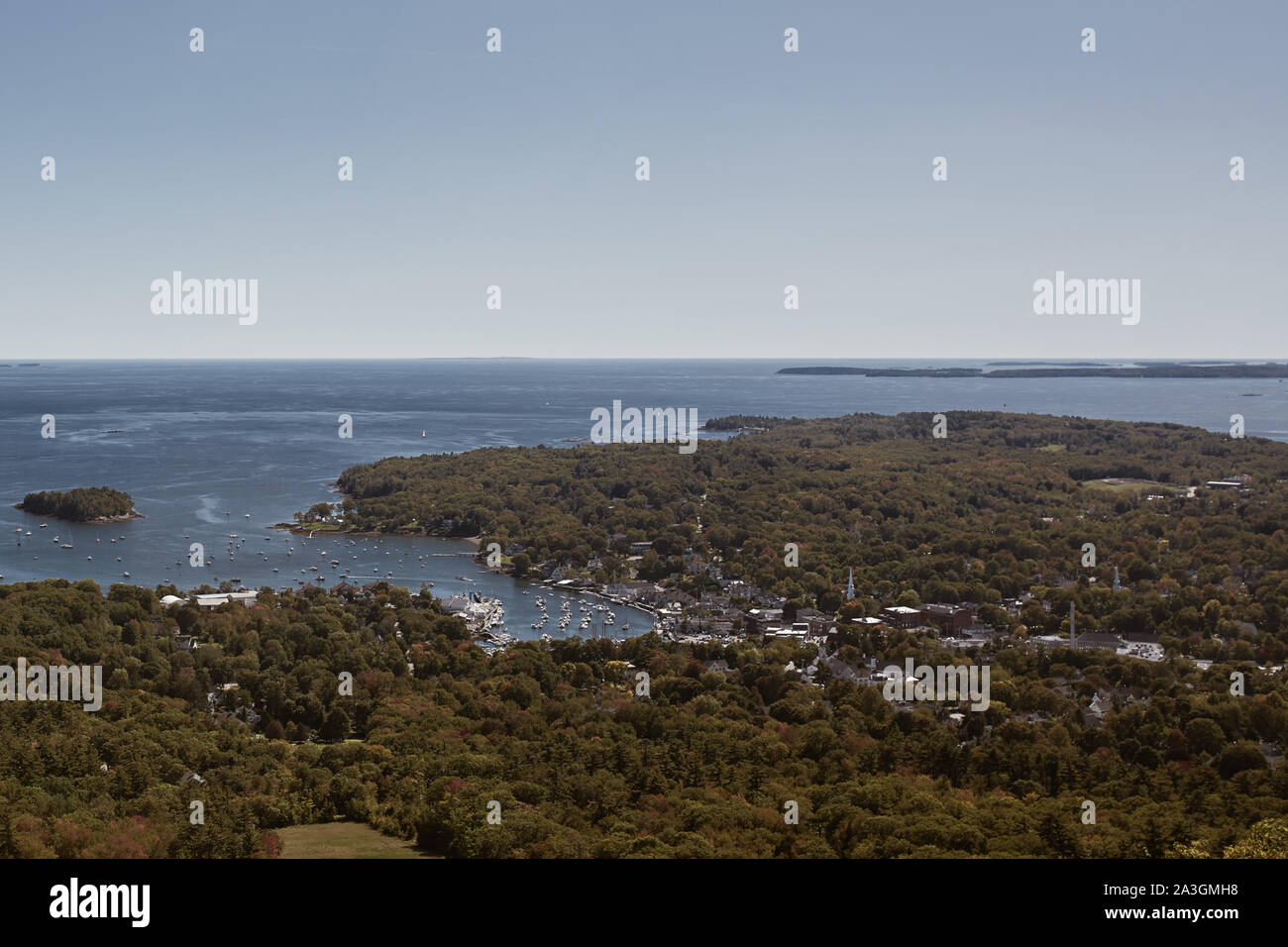 Mit Blick auf die Penobscot Bay vom Gipfel des Mt Battie im Camden Hills Stat Park in Camden, Maine. Stockfoto