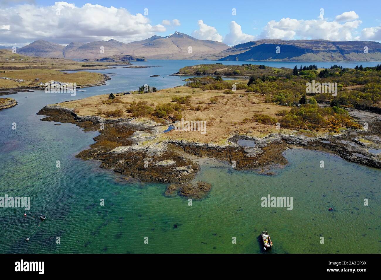 Vereinigtes Königreich, Schottland, Highland, Innere Hebriden, Insel Ulva in der Nähe der Westküste der Insel Mull (im Hintergrund) Stockfoto