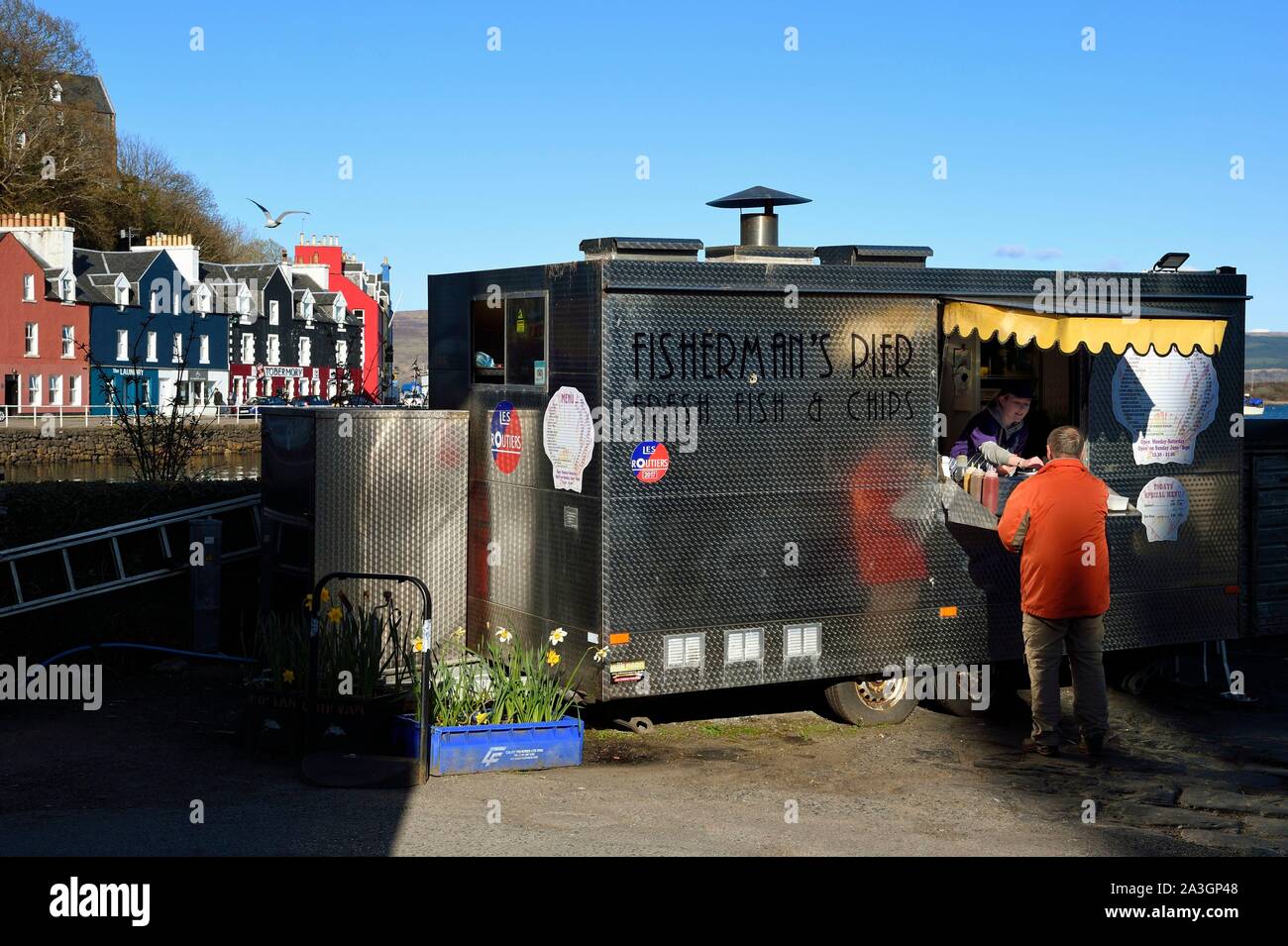 Vereinigtes Königreich, Schottland, Highland, Innere Hebriden, Isle of Mull, der wichtigsten Stadt Tobermory, Fisch und Chips im Hafen Stockfoto