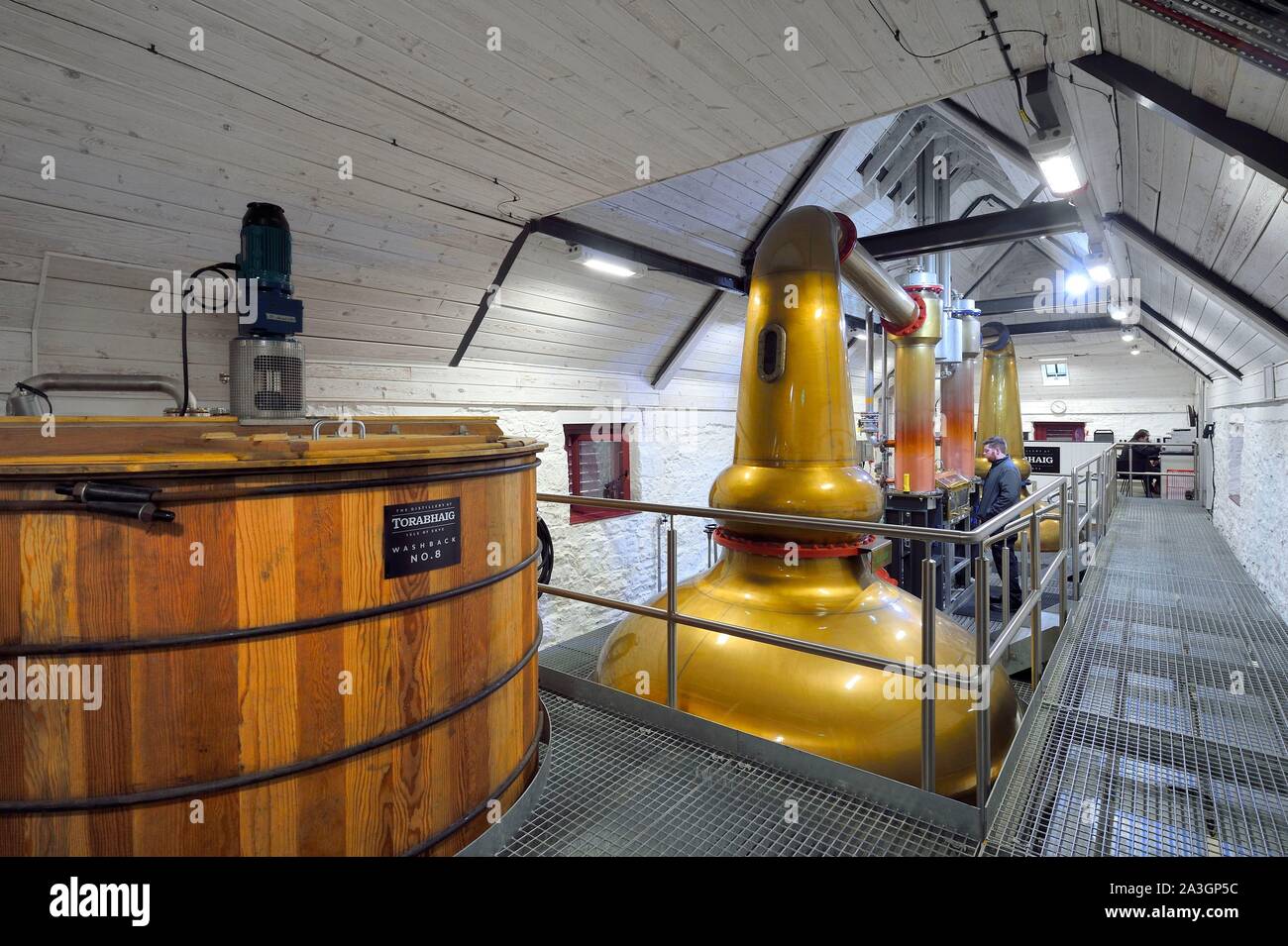 Vereinigtes Königreich, Schottland, Highlands, Hebriden, Isle of Skye, Teangue, washback Torabhaig Whisky Distillery, und waschen Sie die Destillation in Pot Stills Kupfer alambics Stockfoto