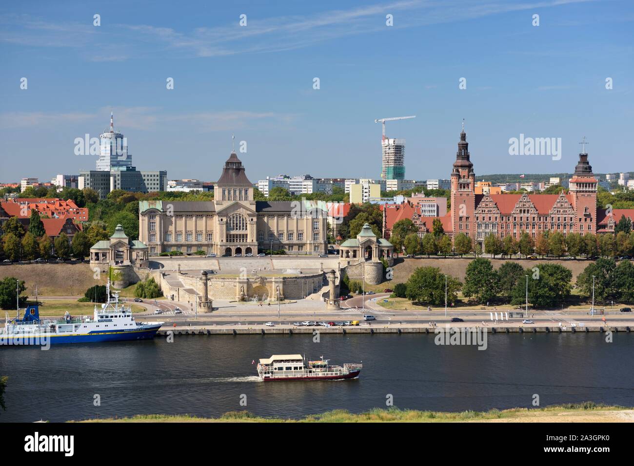 Polen, Westpommern, Smolecin (Szczecin), Oder und der Stadtmauer von Boleslaw Chrobry genannt ich den Mutigen, der erste polnische König Boleslaw Chrobry, ich mit dem Gebäude des Nationalen Museums, Theater und das Gebäude der Abteilung (Westpommern Westpommern) Stockfoto
