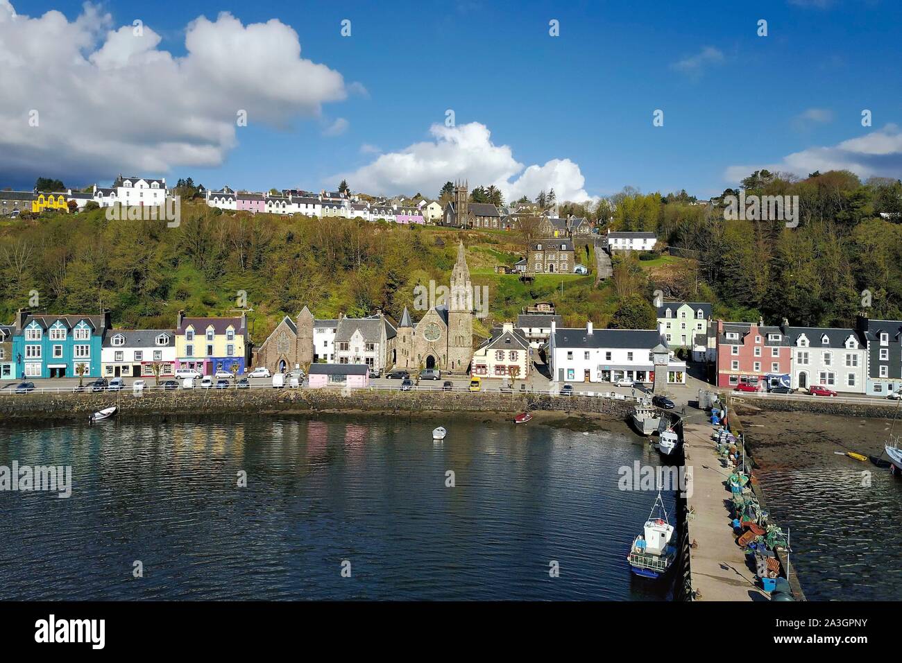 Großbritannien, Schottland, Highland, Inneren Hebriden, Isle of Mull, die wichtigste Stadt Tobermory und seinem Hafen (Luftbild) Stockfoto