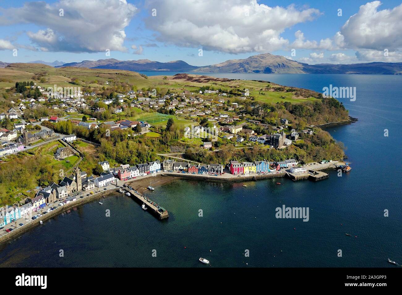 Großbritannien, Schottland, Highland, Inneren Hebriden, Isle of Mull, die wichtigste Stadt Tobermory und seinem Hafen (Luftbild) Stockfoto