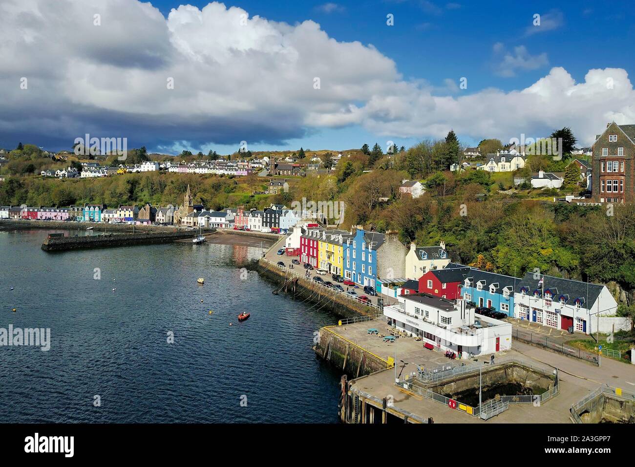 Großbritannien, Schottland, Highland, Inneren Hebriden, Isle of Mull, die wichtigste Stadt Tobermory und seinem Hafen (Luftbild) Stockfoto