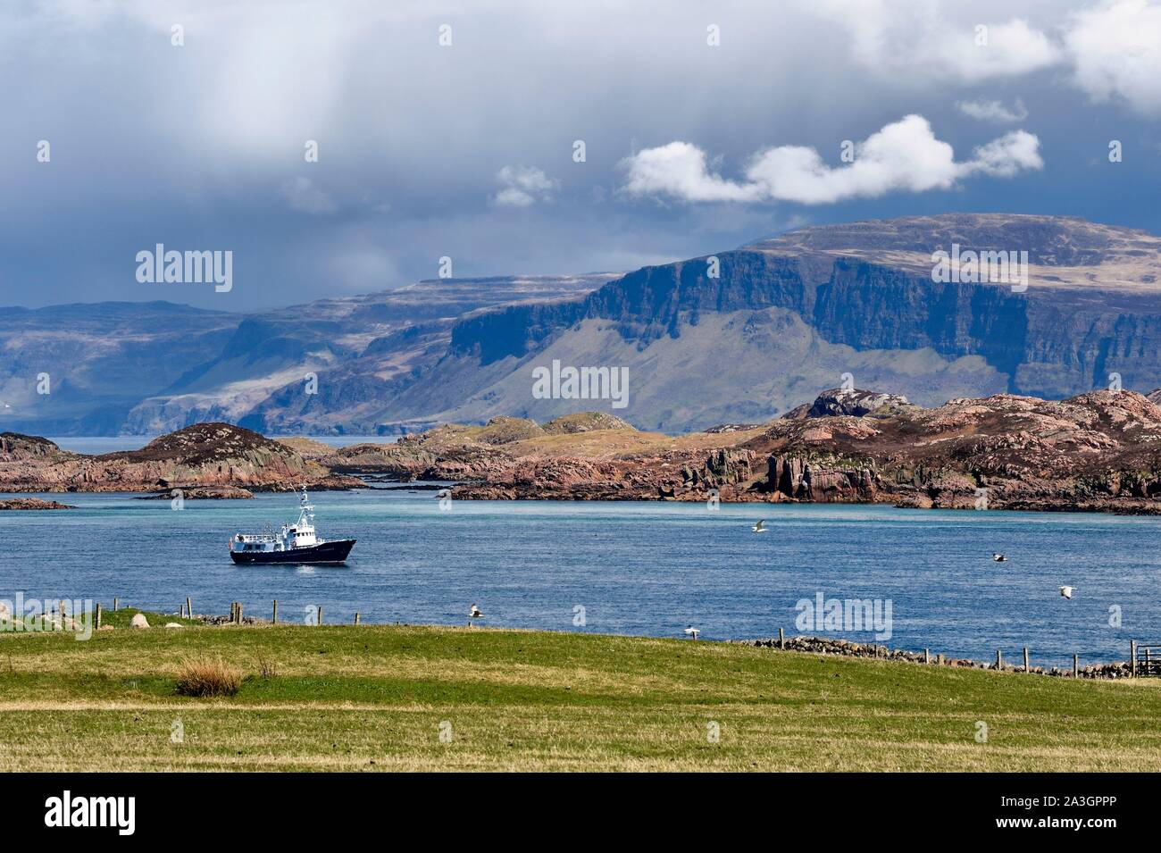 Vereinigtes Königreich, Schottland, Highland, Innere Hebriden, die Ross von Mull im äußersten Südwesten der Insel Mull aus der Iona gesehen Stockfoto