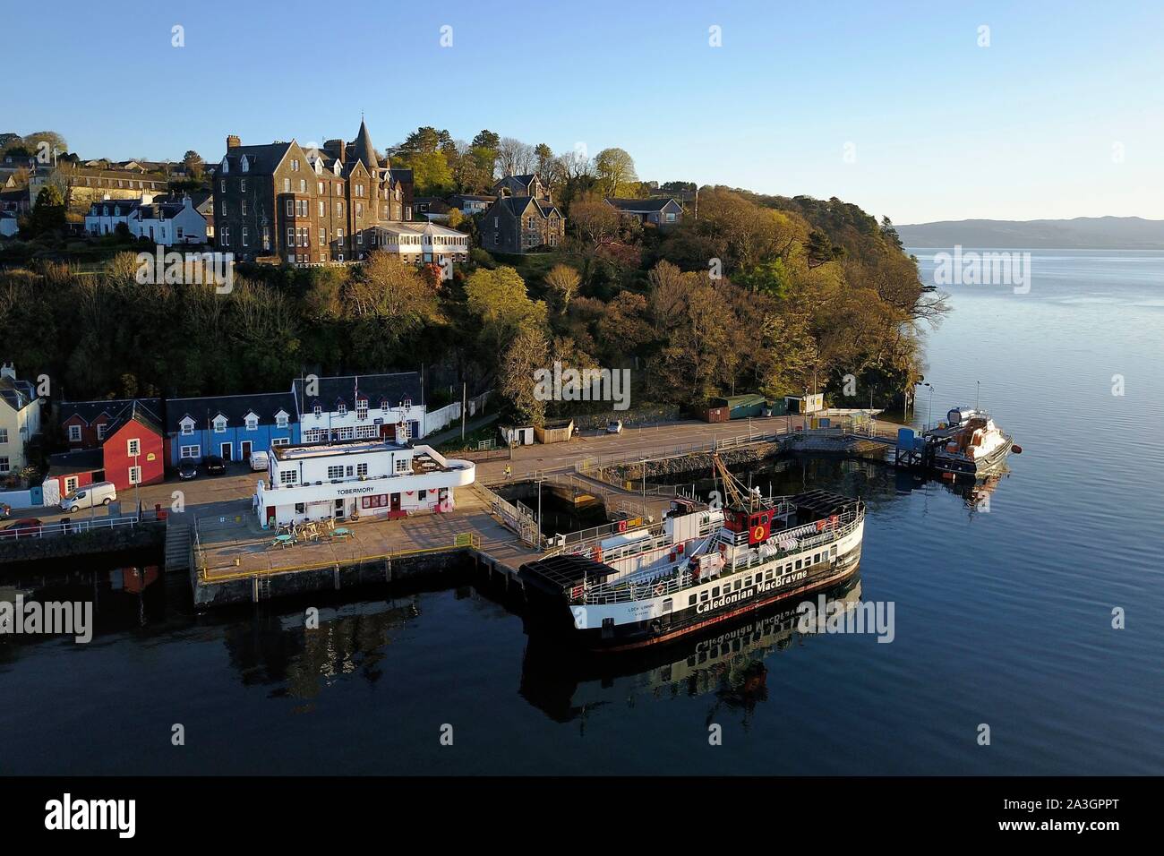 Großbritannien, Schottland, Highland, Inneren Hebriden, Isle of Mull, die wichtigste Stadt Tobermory und seinem Hafen (Luftbild) Stockfoto