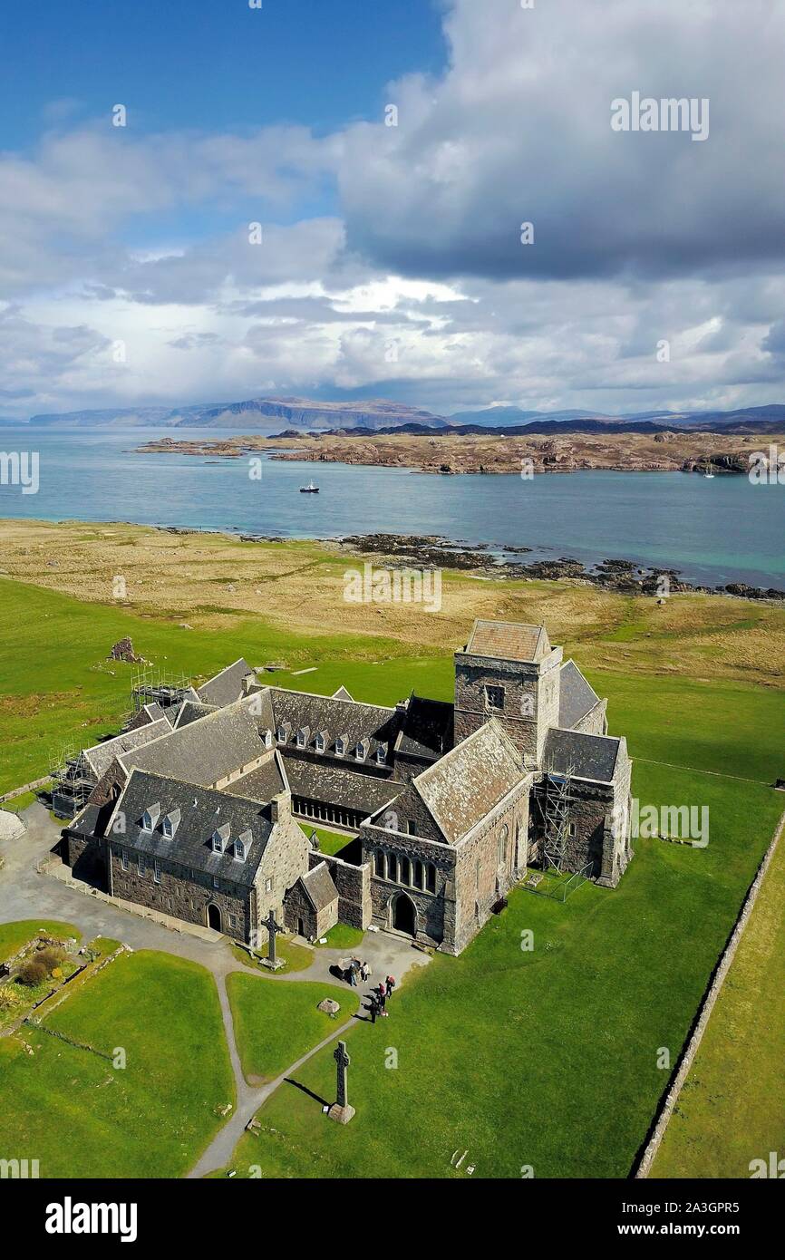 Vereinigtes Königreich, Schottland, Highland, Innere Hebriden, Isle of Iona gegenüber der Insel Mull, Iona Abbey auf der Meerseite (Luftbild) Stockfoto