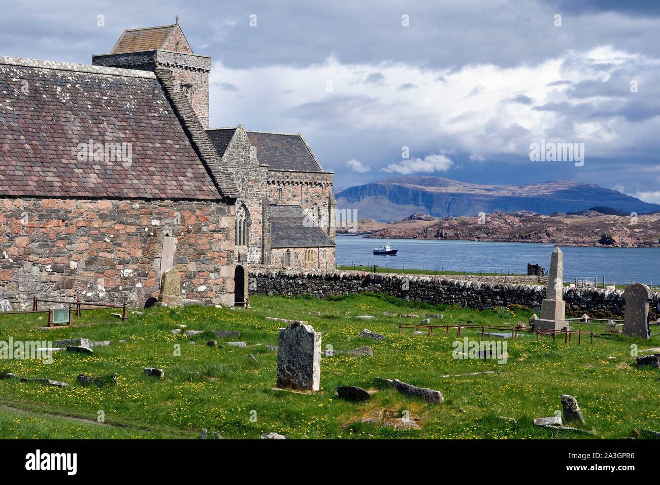 Vereinigtes Königreich, Schottland, Highland, Innere Hebriden, Isle of Iona gegenüber der Insel Mull, Iona Abbey von Saint Columba im 6. Jahrhundert gegründet. Stockfoto