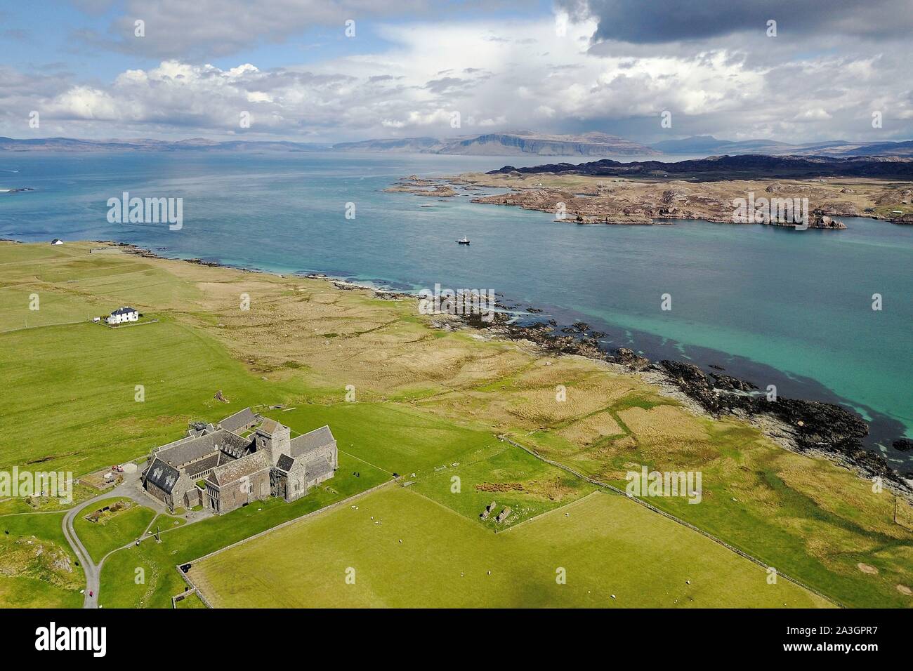 Vereinigtes Königreich, Schottland, Highland, Innere Hebriden, Isle of Iona gegenüber der Insel Mull, Iona Abbey auf der Meerseite (Luftbild) Stockfoto