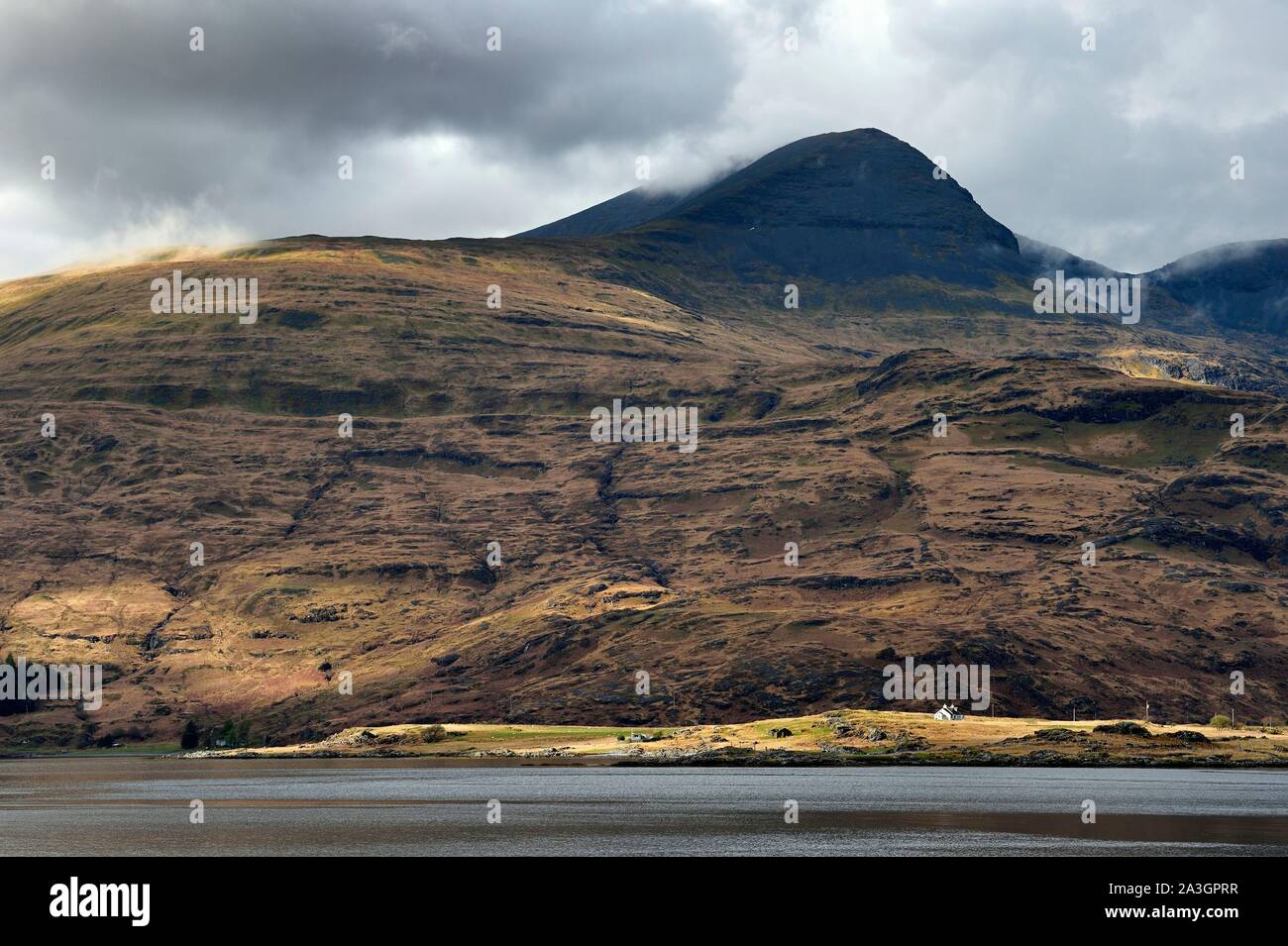 Vereinigtes Königreich, Schottland, Highland, Innere Hebriden, Isle of Mull, traditionellen Haus am Rande des Loch Scridain Stockfoto