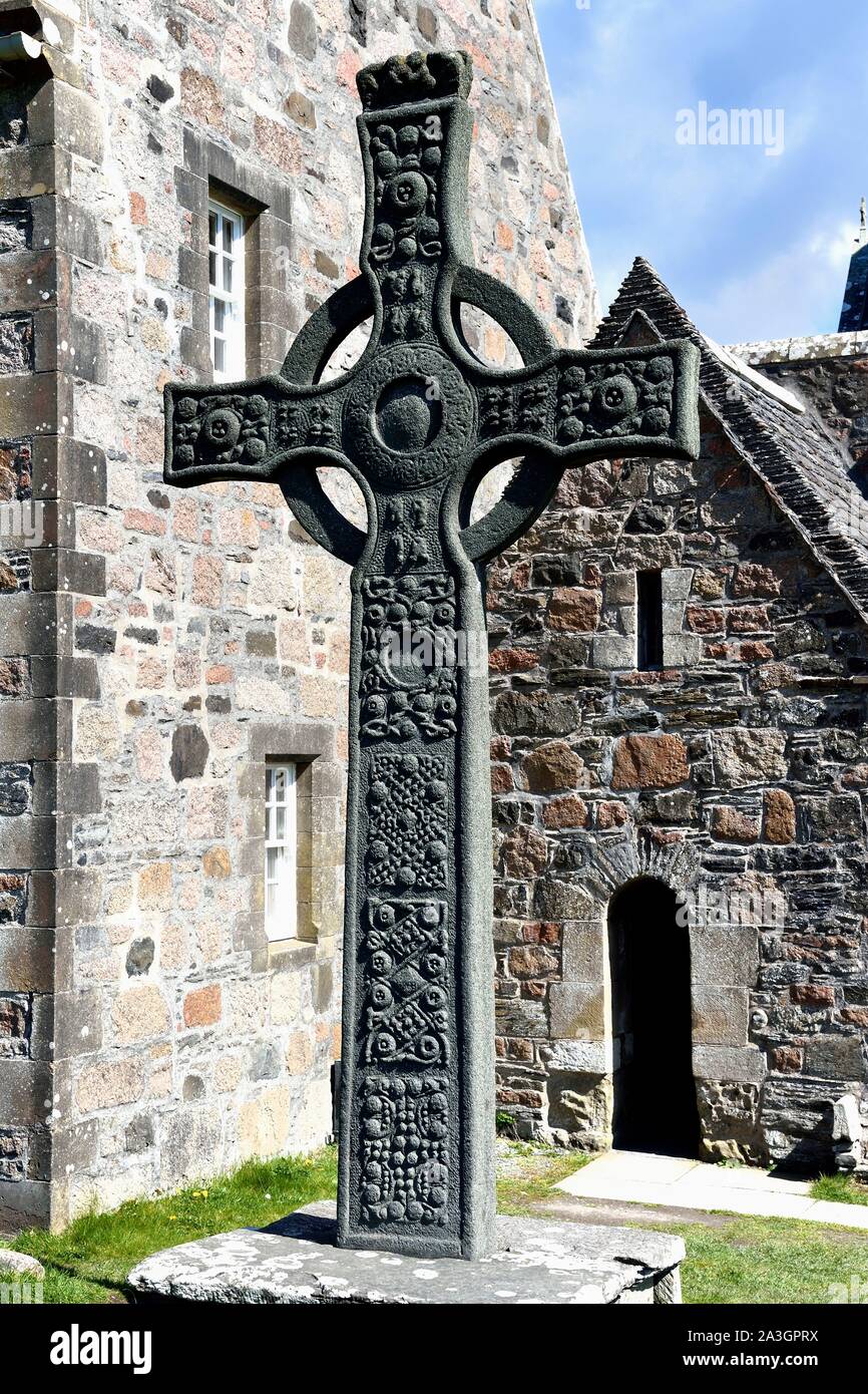 Vereinigtes Königreich, Schottland, Highland, Innere Hebriden, Isle of Iona gegenüber der Insel Mull, St. John's Cross (Kopie) vor Iona Abbey von Saint Columba im 6. Jahrhundert gegründet. Stockfoto