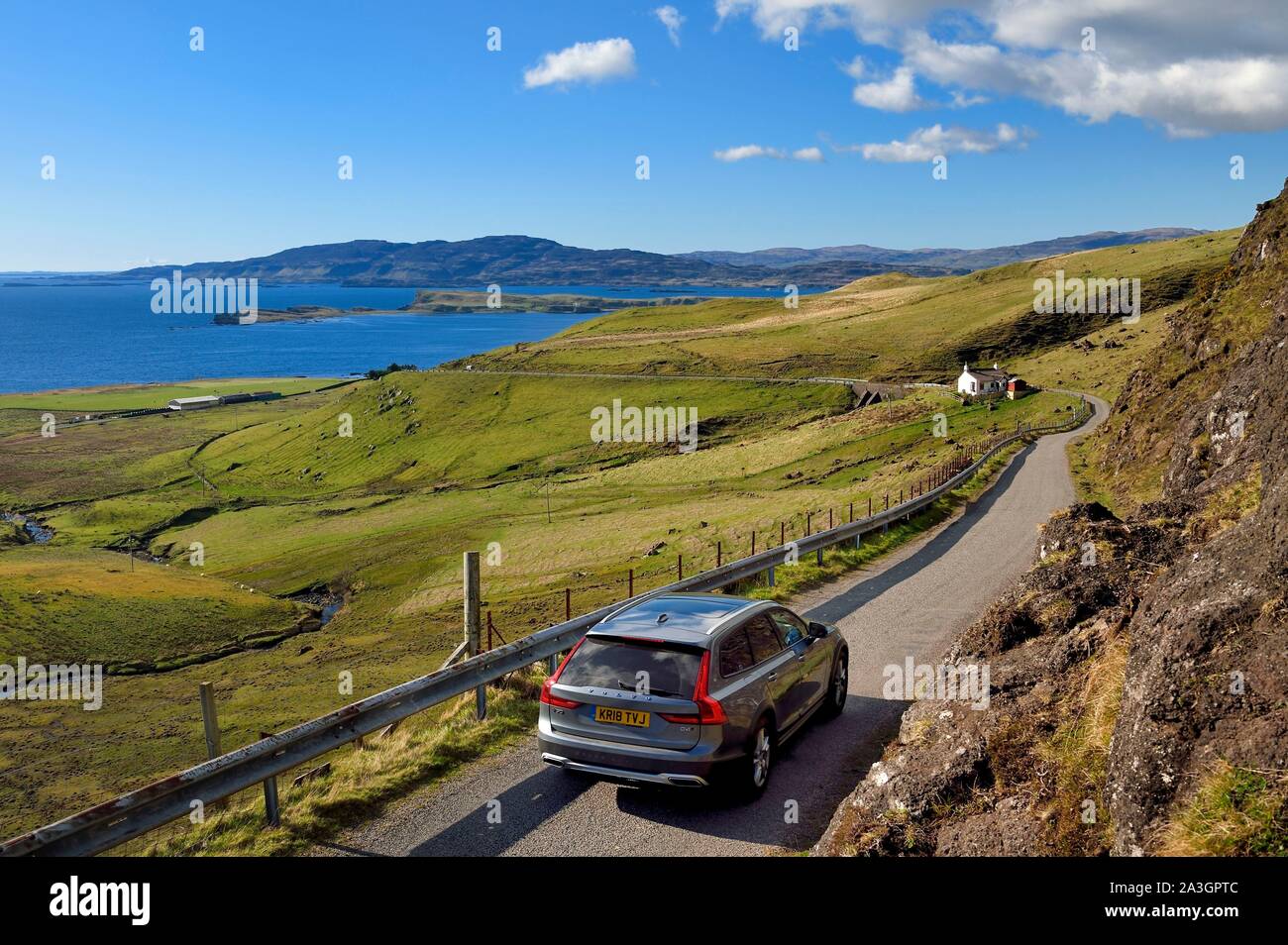 Vereinigtes Königreich, Schottland, Highland, Innere Hebriden, Isle of Mull Westküste, schmale Küstenstraße in Richtung Balmeanach Stockfoto