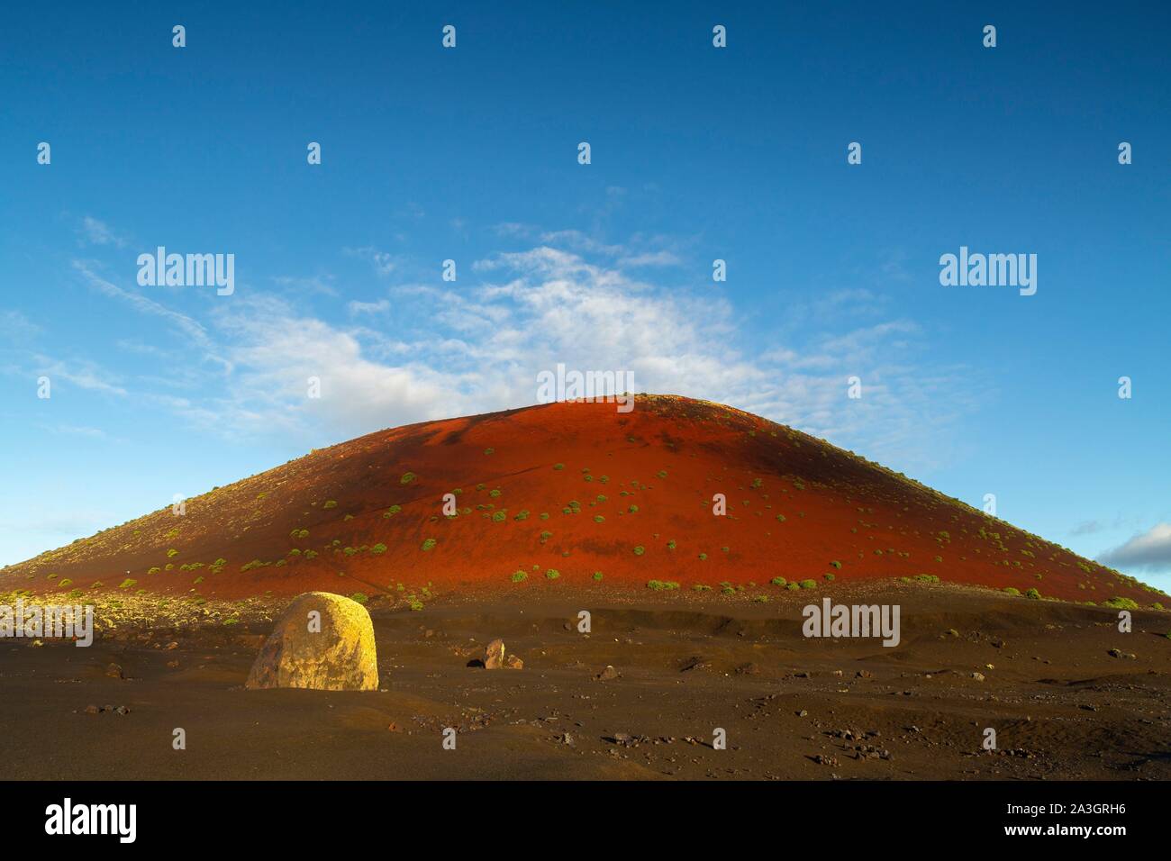 Spanien, Kanarische Inseln, Lanzarote, Montana Colorada, vulkanische Bombe Stockfoto