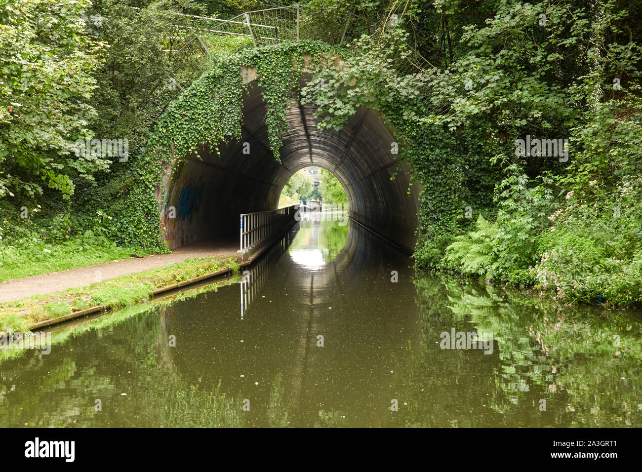 Einen kurzen Tunnel in der Nähe von Birmingham auf dem Grand Union Canal mit einem 15-04 über Ziehen am fernen Ende Stockfoto
