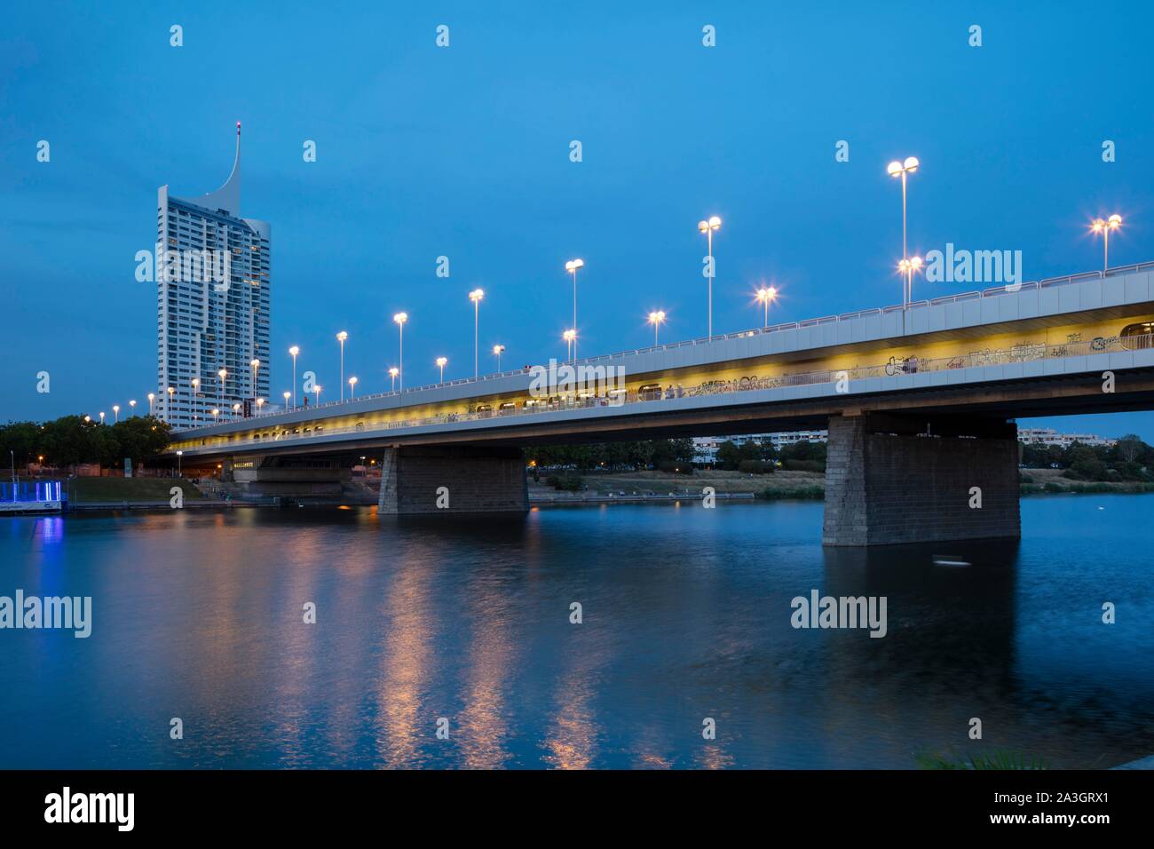 Imperial Brücke über die Donau, Dämmerung, Wien, Österreich Stockfoto