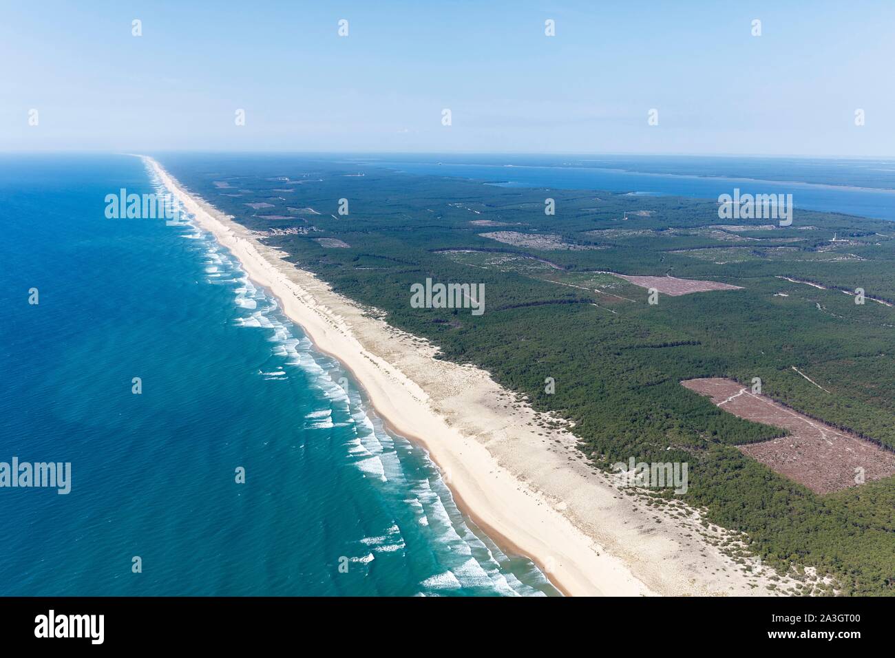Frankreich, Gironde, Lacanau, den Strand, die Dünen, den Pinienwald und Carcans See (Luftbild) Stockfoto