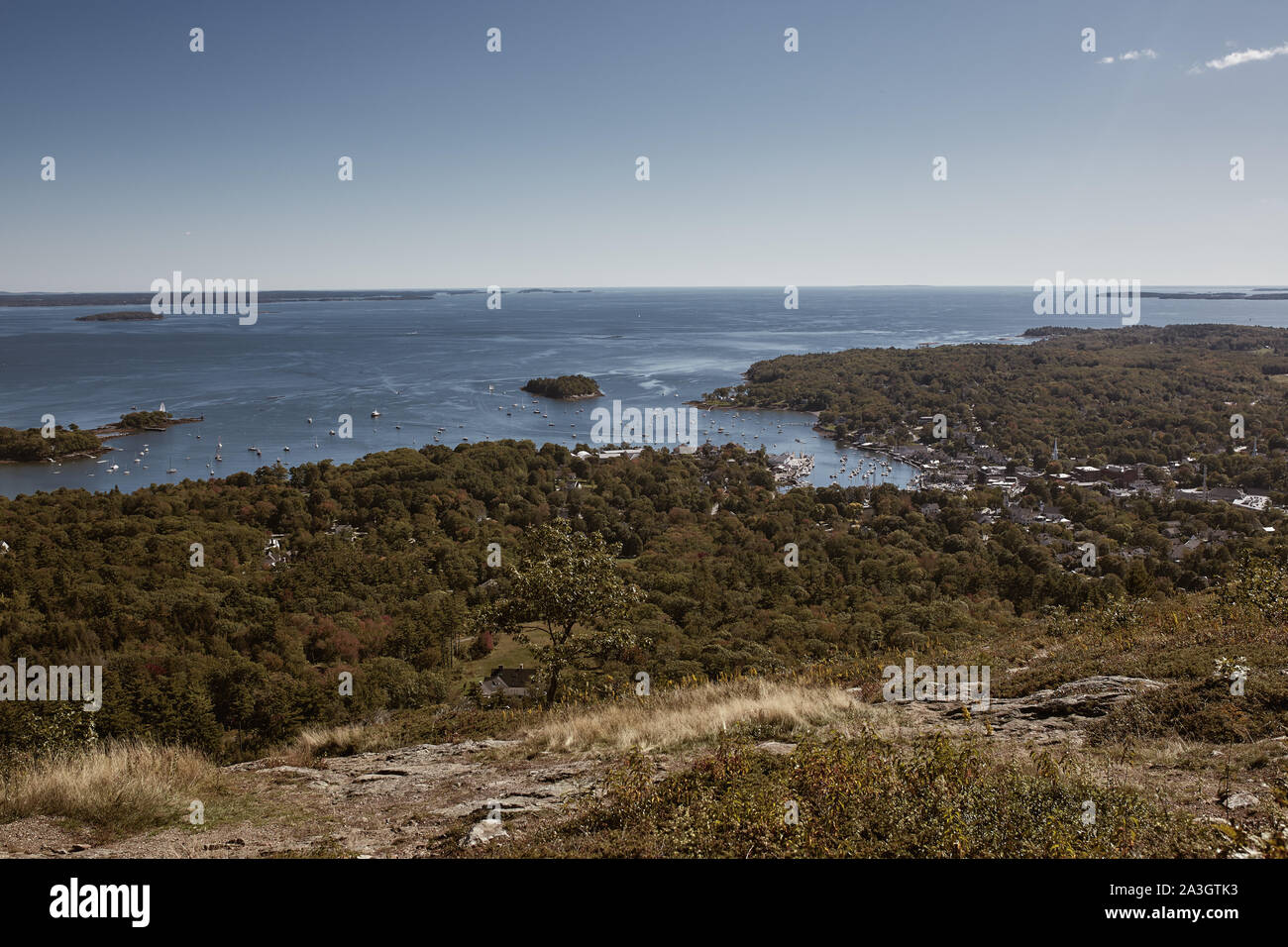 Mit Blick auf die Penobscot Bay vom Gipfel des Mt Battie im Camden Hills Stat Park in Camden, Maine. Stockfoto