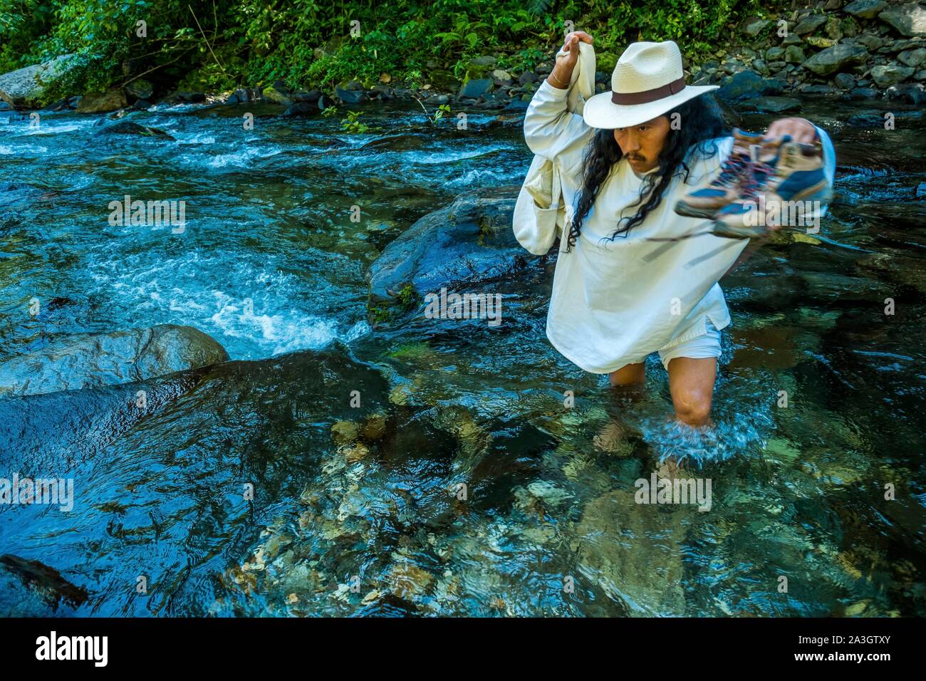 Kolumbien, Sierra Nevada de Santa Marta, Tayrona Park, Trek der verlorenen Stadt, eingetragenes Weltkulturerbe der UNESCO, Überquerung der letzte Fluss, die zu den Ruinen Stockfoto