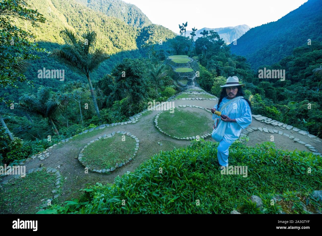 Kolumbien, Sierra Nevada de Santa Marta, Tayrona Park, Trek der verlorenen Stadt, eingetragenes Weltkulturerbe der UNESCO, Celso Die wiwa Mamo mit seinem poporo Stockfoto