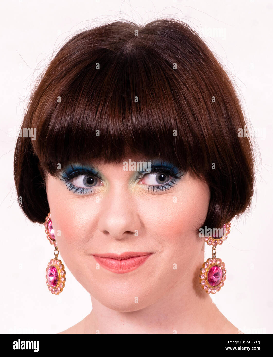 Porträt einer cool Schöne attraktive hübsche Elegante und edle junge Frau mit Ohrringen Stockfoto