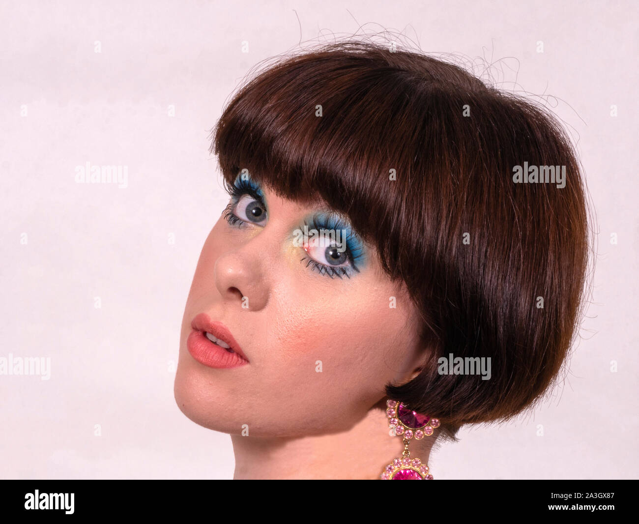 Porträt einer cool Schöne attraktive hübsche Elegante und edle junge Frau mit Ohrringen Stockfoto